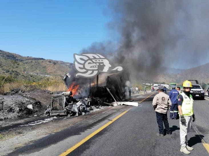 Se incendia tráiler al descender las cumbres de Maltrata