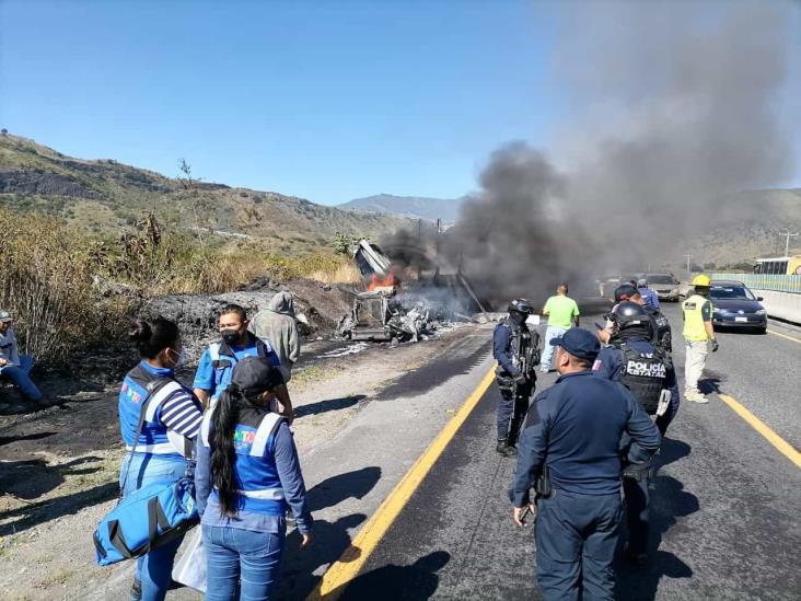 Se incendia tráiler al descender las cumbres de Maltrata