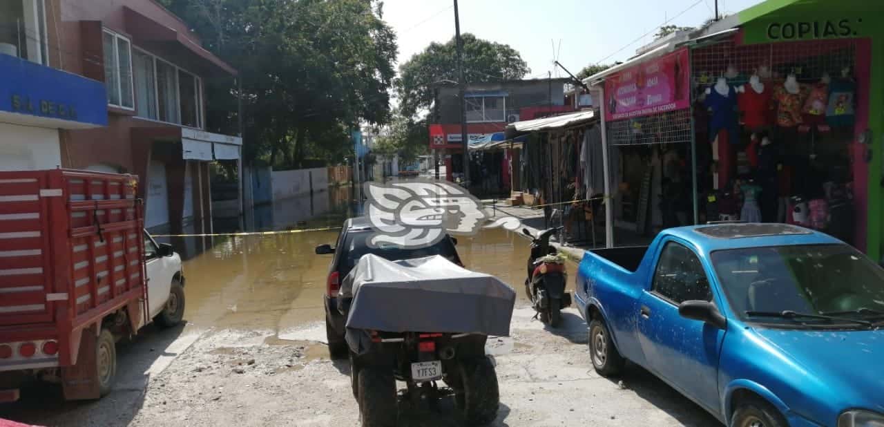 Choapenses requieren bombas para extraer agua estancada