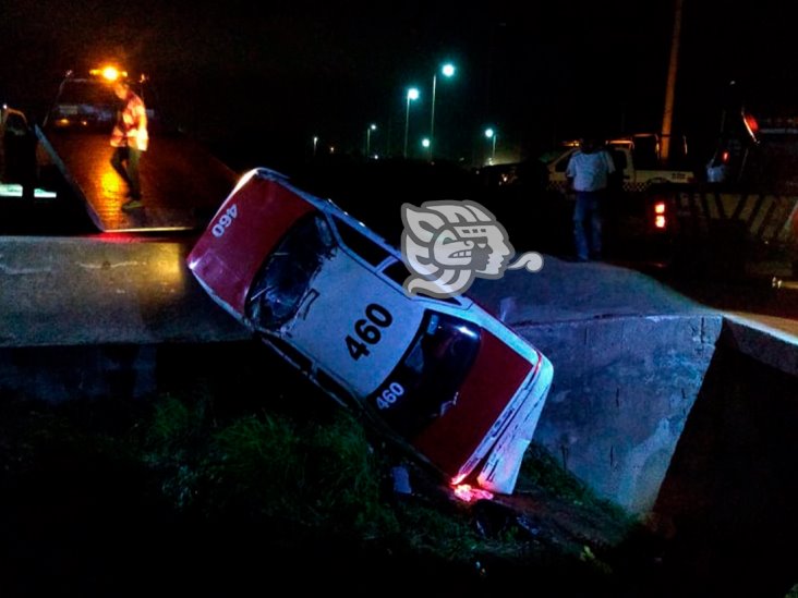 Taxi se va a canal de aguas negras en Coatzacoalcos