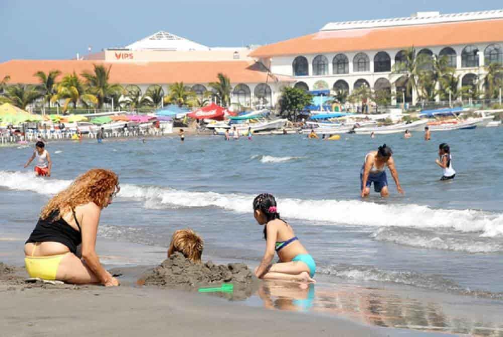 Turistas en Veracruz, ignoran el uso de tapabocas