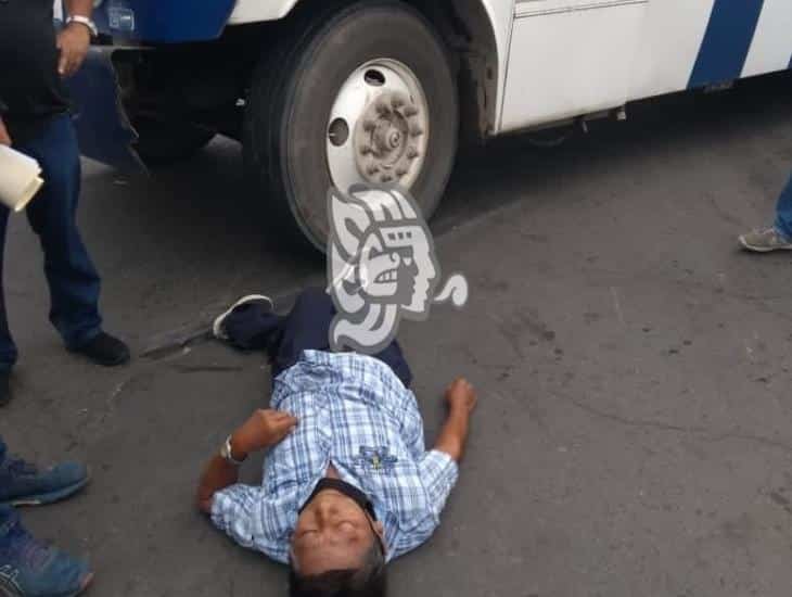 En Veracruz, urbano atropella y deja herido a hombre