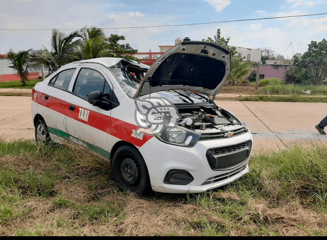 Choca taxista en Rabón Grande por esquivar borregos