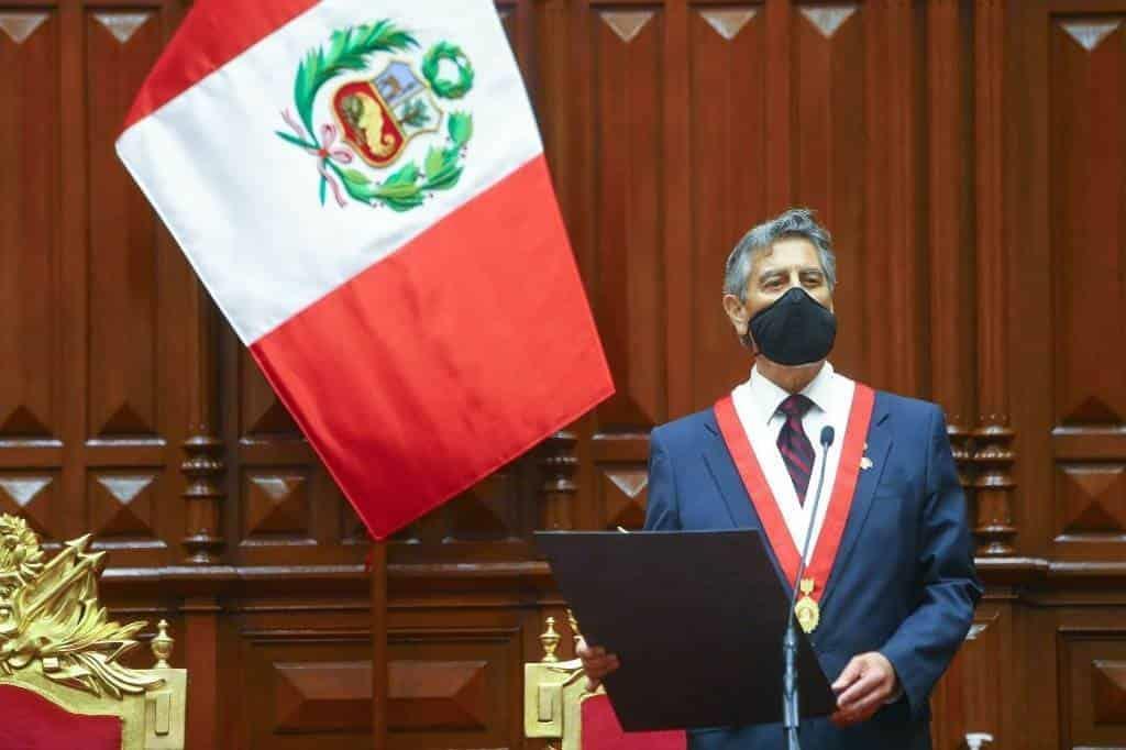 Nuevo presidente de Perú toma protesta a su gabinete