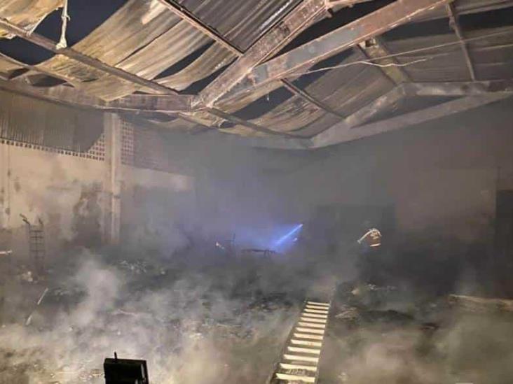 Voraz incendio devasta mercado de Tequila