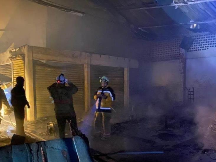 Voraz incendio devasta mercado de Tequila