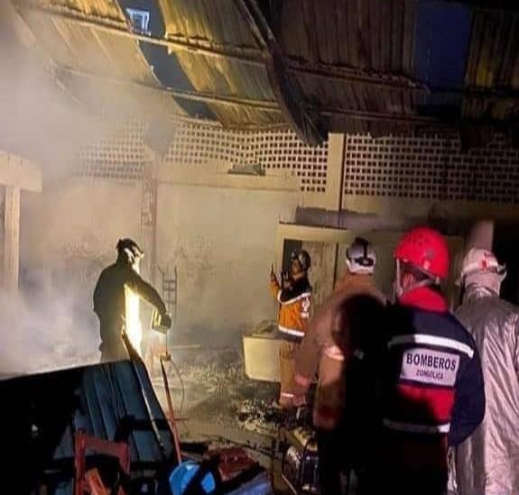 Voraz incendio devasta mercado de Tequila