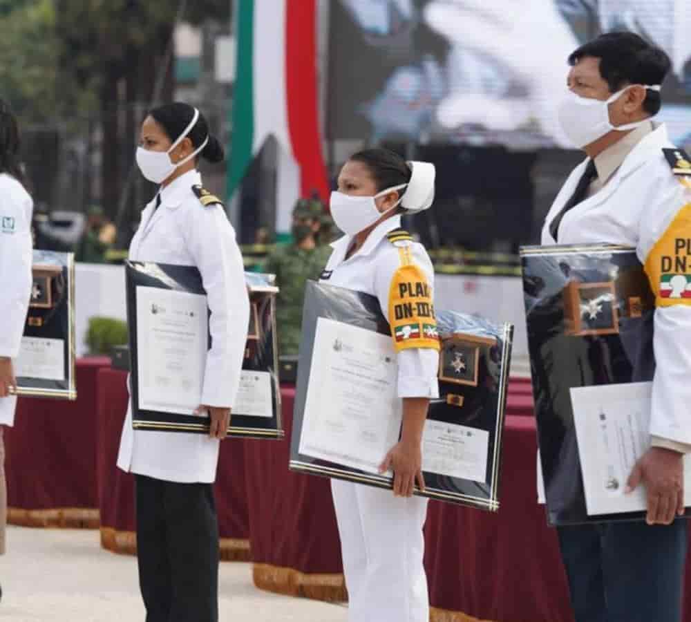 Personal del IMSS recibe condecoración Miguel Hidalgo por combate al covid