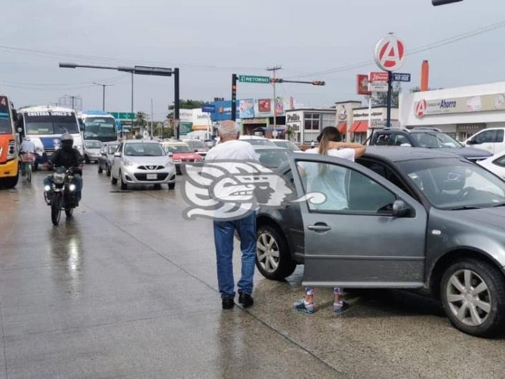 Impacta autobús a automóvil particular en avenida Rafael Cuervo