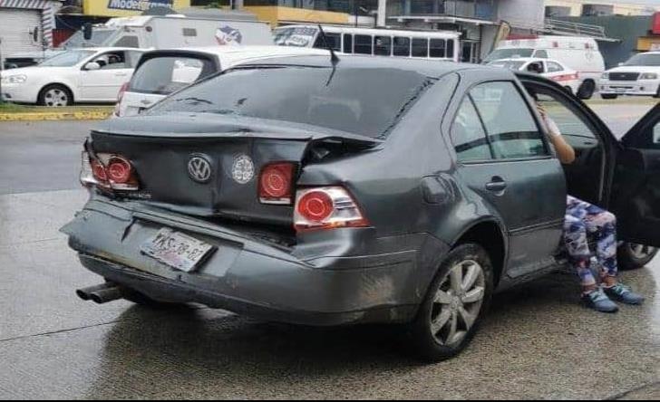 Impacta autobús a automóvil particular en avenida Rafael Cuervo