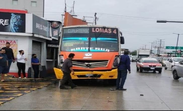 Impacta autobús a automóvil particular en avenida Rafael Cuervo