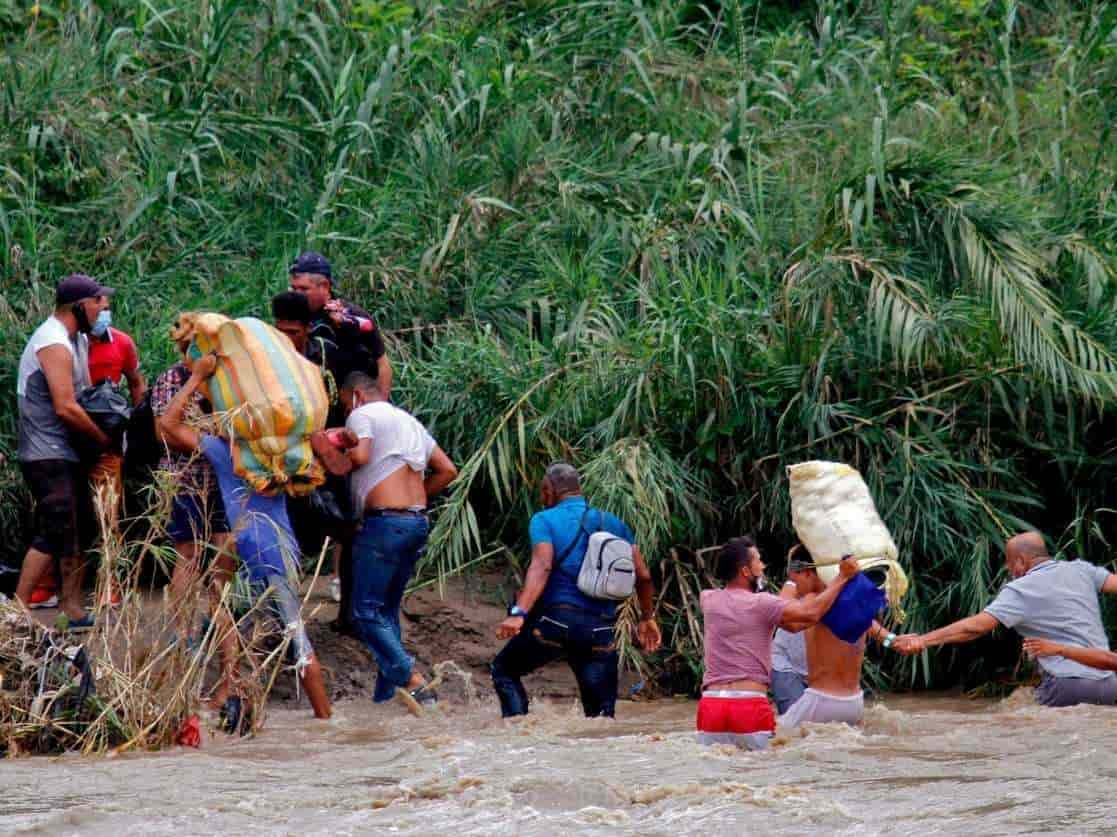 Venezolanos varados en Colombia rompen barricadas