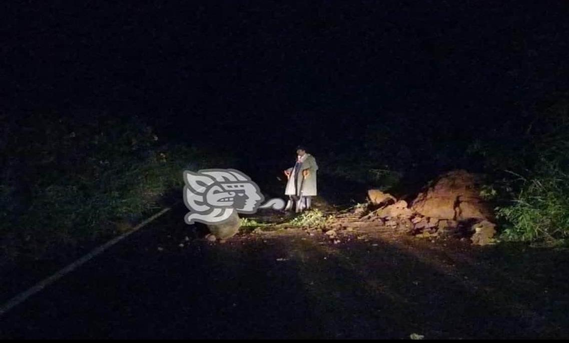 En Soteapan, lluvia provoca derrumbes y bloquea carretera