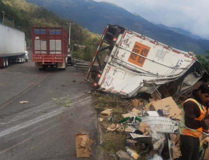 Muerto en volcadura en Maltrata