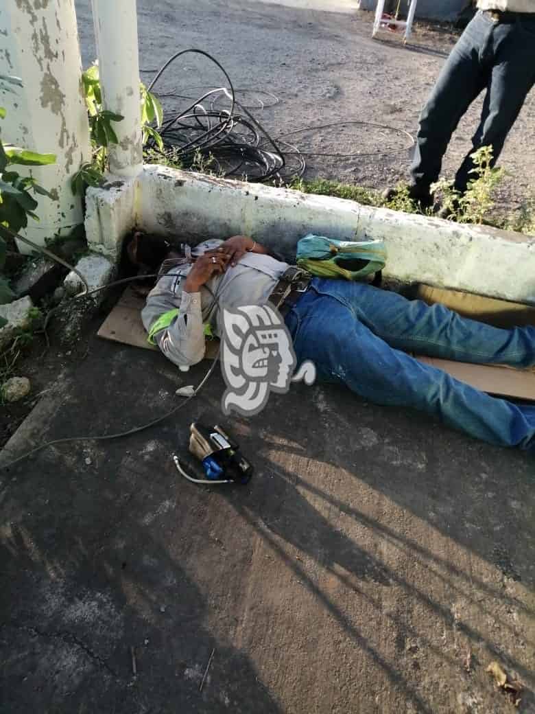 En Veracruz, trabajador de MegaCable cae de un poste