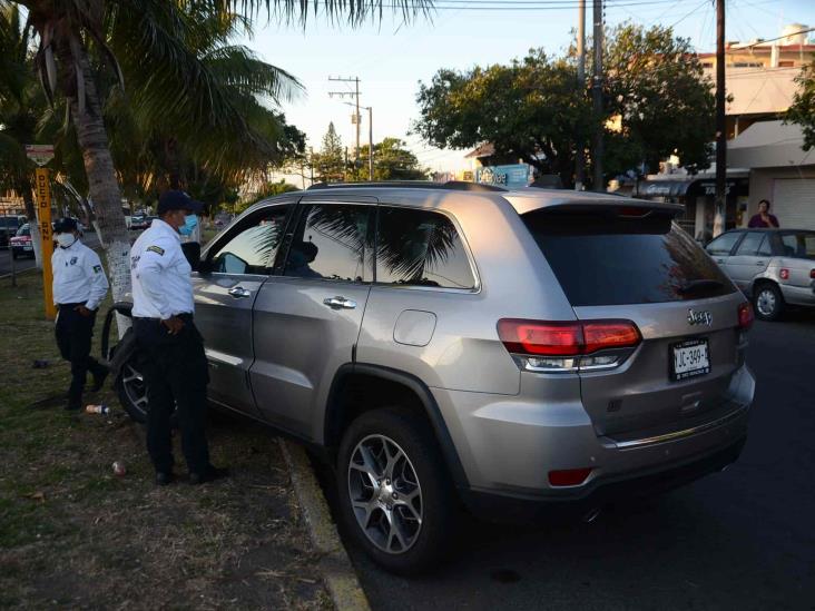 Camioneta se impacta contra palmera en Veracruz