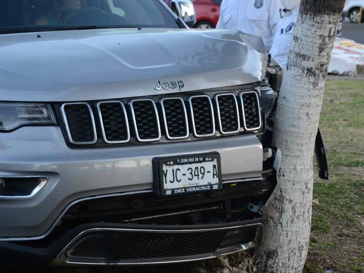 Camioneta se impacta contra palmera en Veracruz