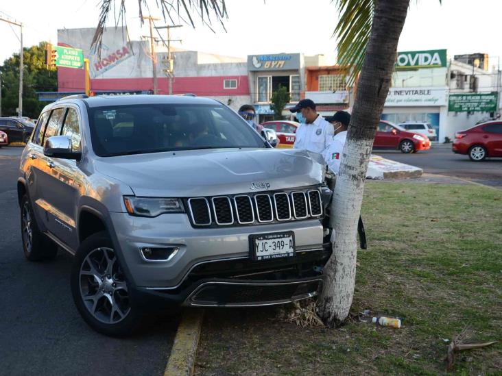 Camioneta se impacta contra palmera en Veracruz