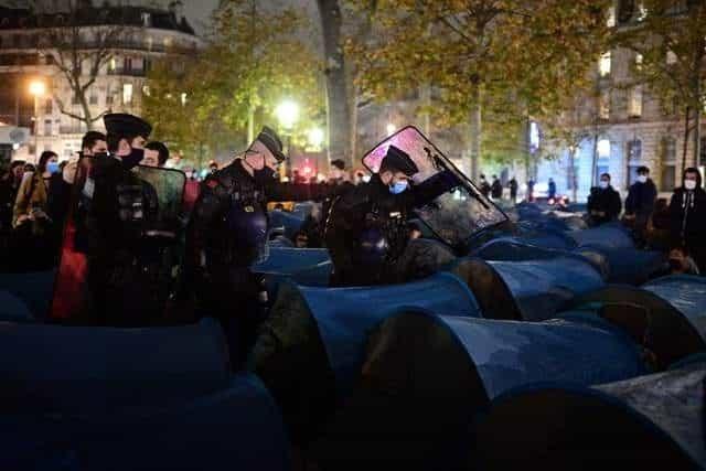 Policía parisina dispersa campamento de migrantes con gas lacrimógeno