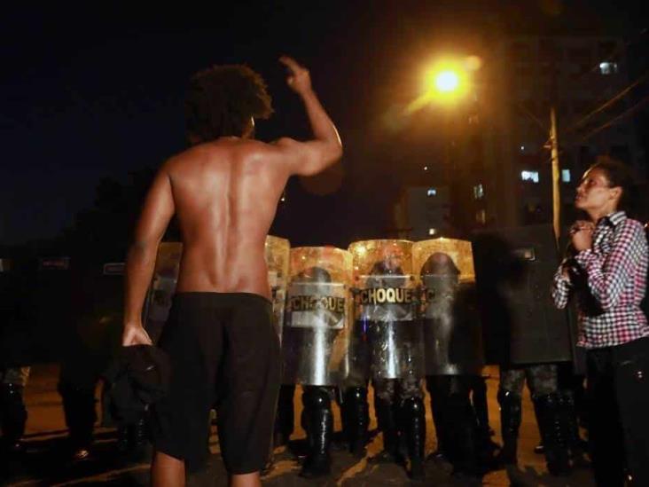 Chocan en Brasil manifestantes y policía por muerte de hombre negro