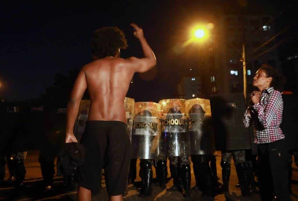 Chocan en Brasil manifestantes y policía por muerte de hombre negro