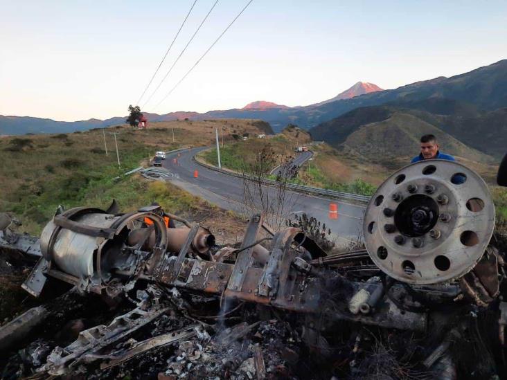 Incendio de pipa en Maltrata; un muerto y 2 heridos