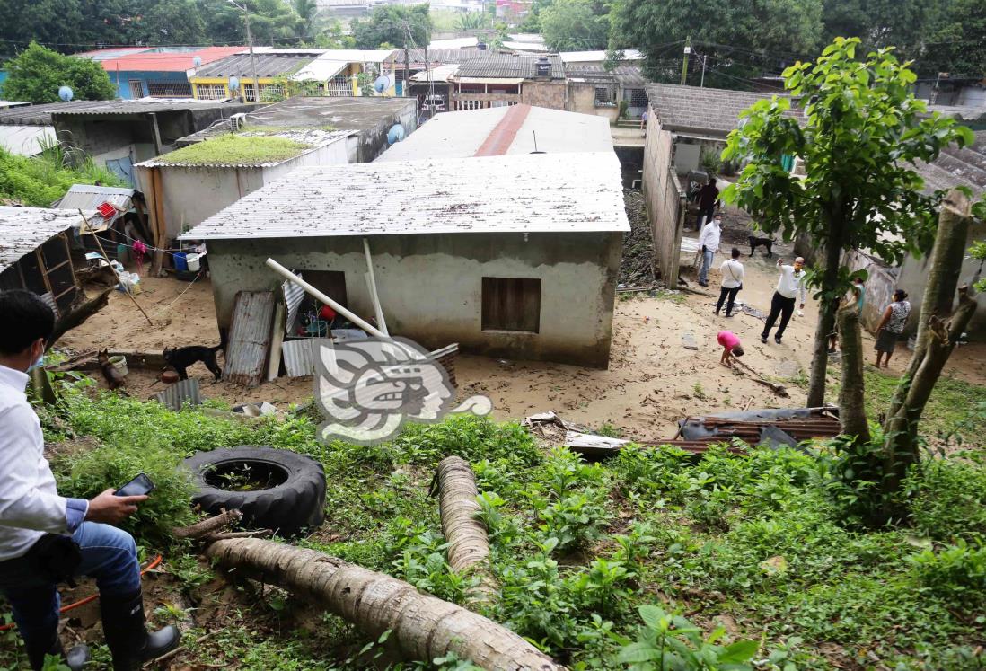 Atienden afectaciones por deslave en Coatza; había viviendas en riesgo