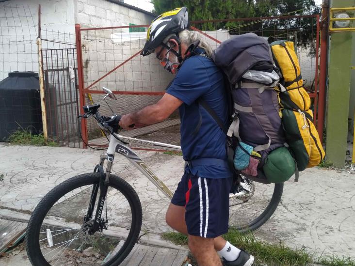 Escritor recorre en bicicleta norte de Veracruz para cazar historias