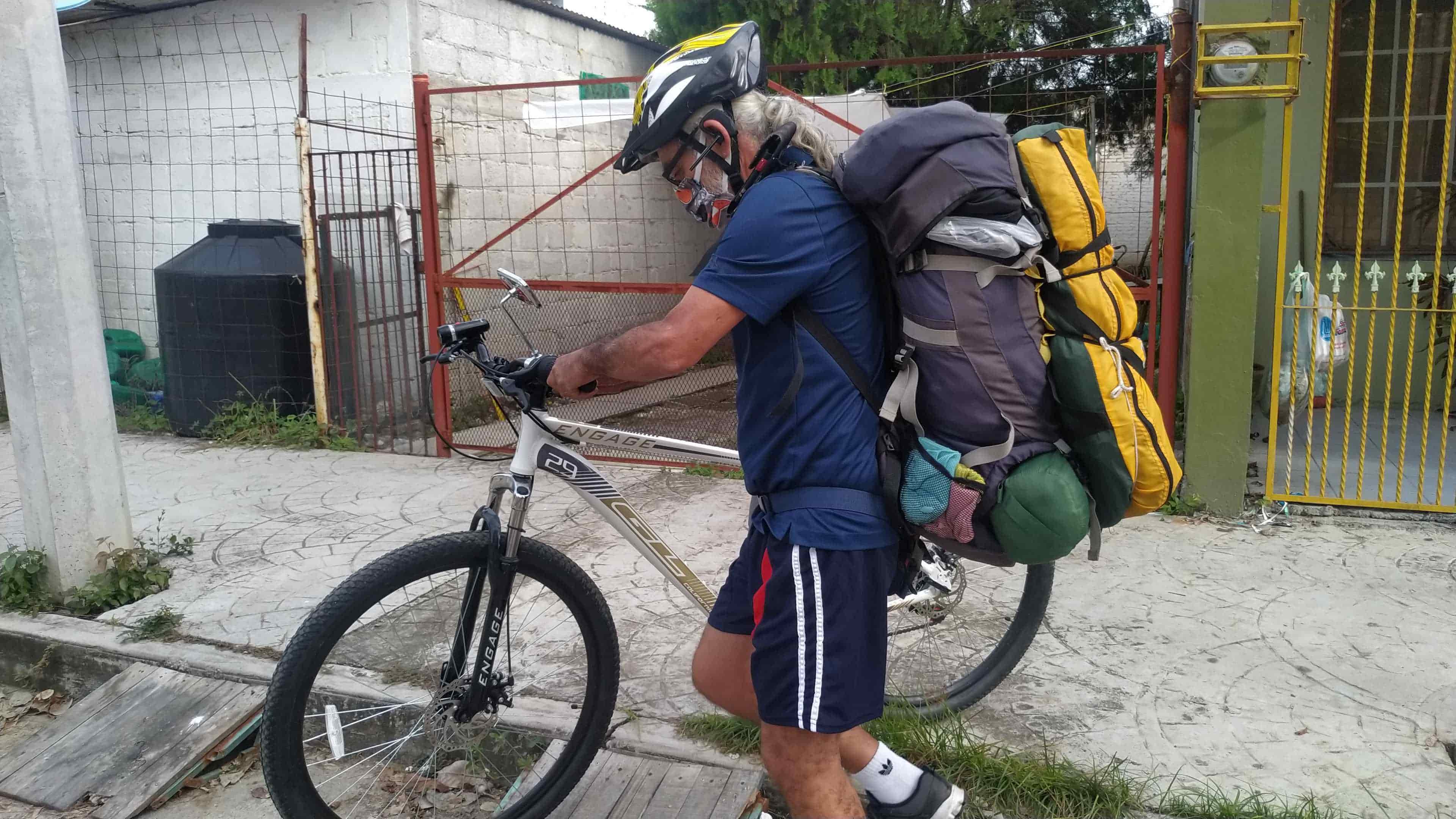 Escritor recorre en bicicleta norte de Veracruz para cazar historias