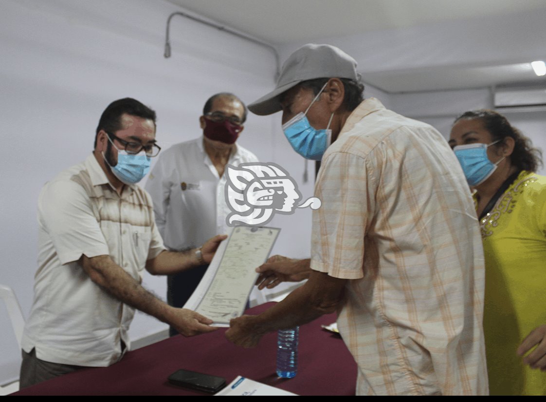 Abuelito hidrómilo recibe su primer acta de nacimiento