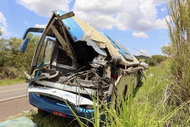 Choque entre camión y autobús deja 41 muertos en Sao Paulo