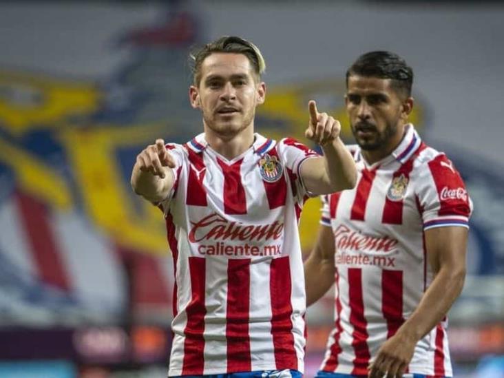 Otra baja en Chivas: Angulo podría perderse la vuelta del Clásico