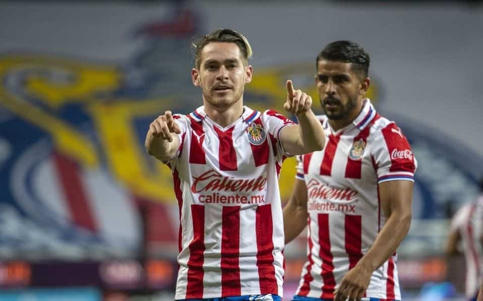 Otra baja en Chivas: Angulo podría perderse la vuelta del Clásico