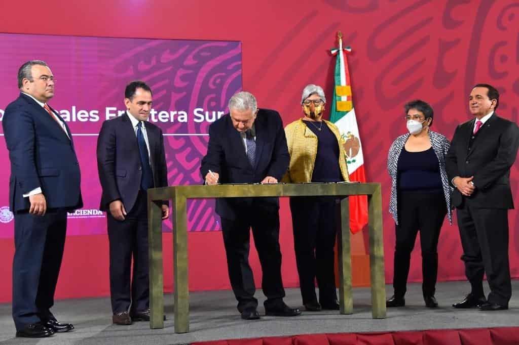 Firma AMLO decretos que amplían estímulos fiscales en fronteras Norte y Sur