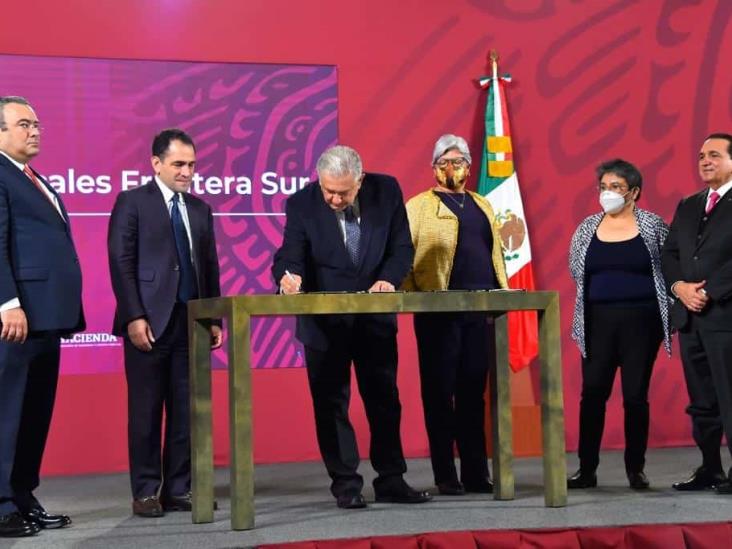 Firma AMLO decretos que amplían estímulos fiscales en fronteras Norte y Sur