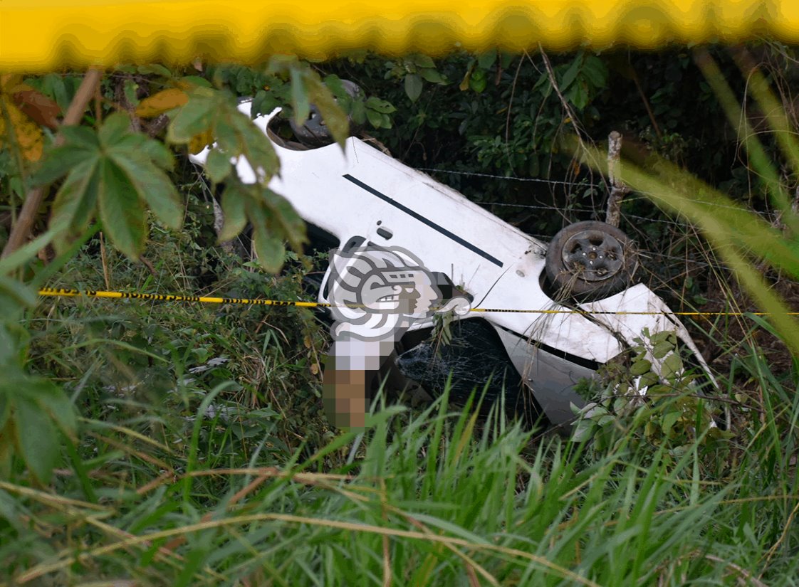 Muere trailero tras volcadura en Sayula de Alemán