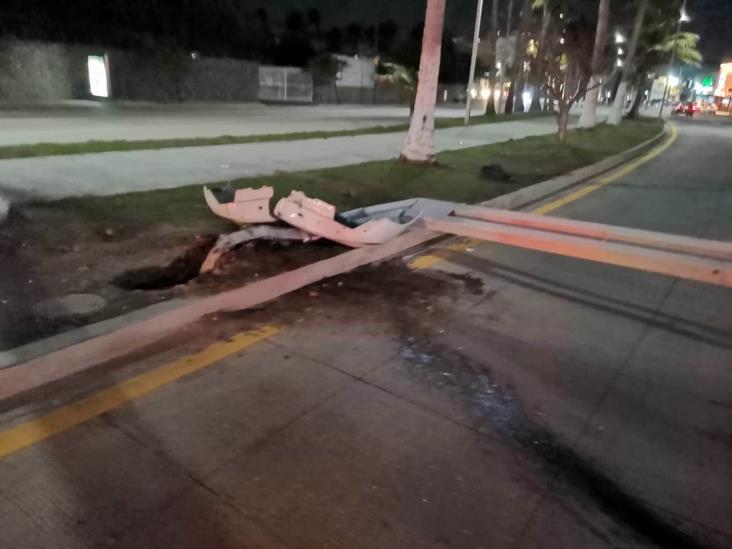 Pierde el control e impacta con luminaria en calles de Boca del Río