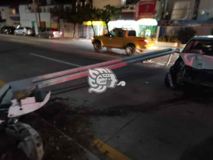 Pierde el control e impacta con luminaria en calles de Boca del Río