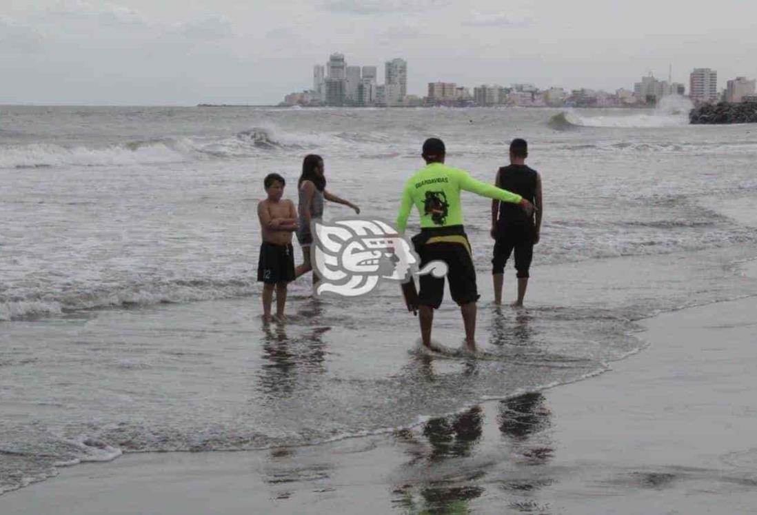 Rescatan a tres en playas de Boca del Río