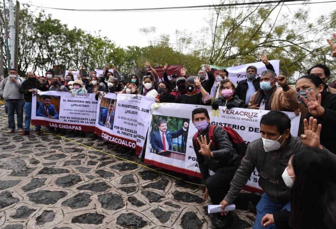 Maestros incumplen con sana distancia durante comparecencia de Zenyazen