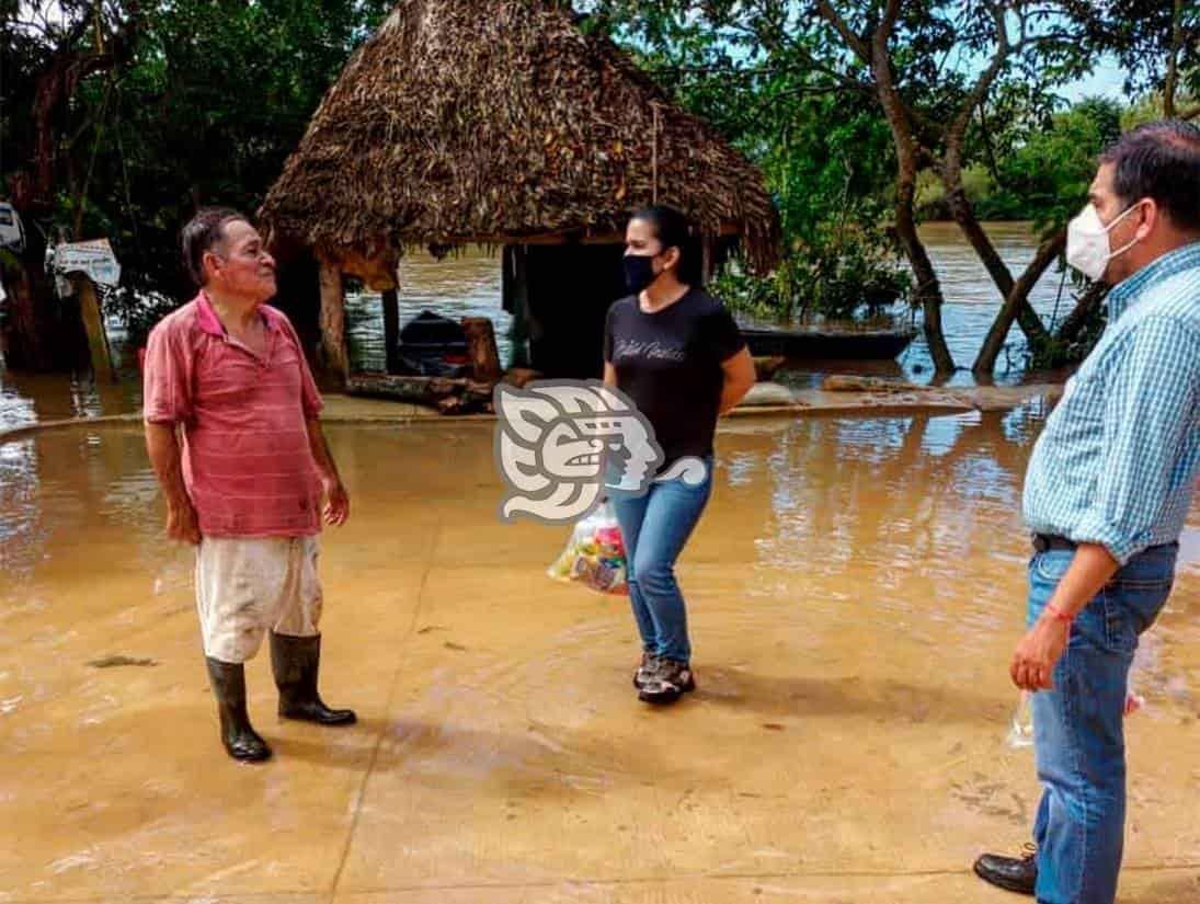 Lluvias arruinan cosechas de Pajapan, les llevan ayuda