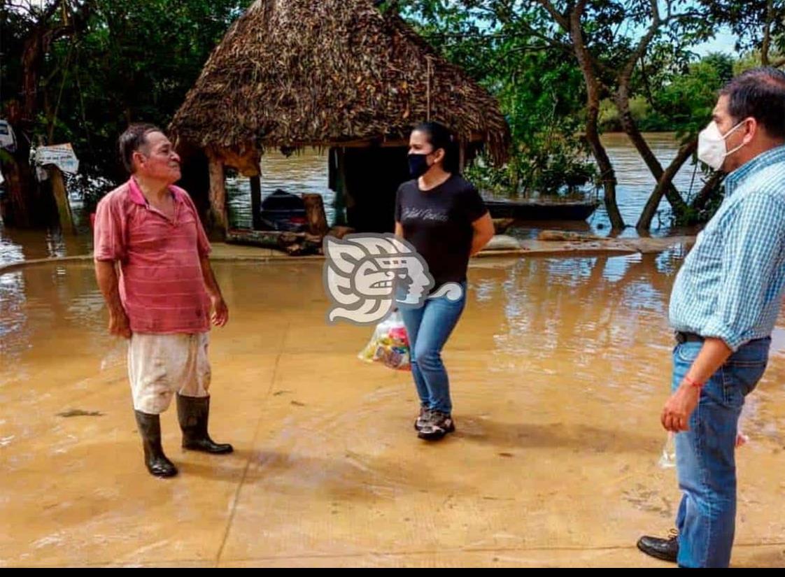 Lluvias arruinan cosechas de Pajapan, les llevan ayuda