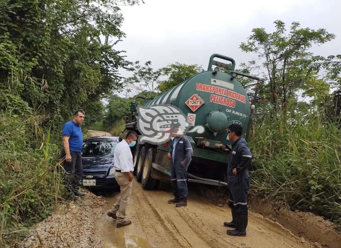 Unidades de empresa petrolera siguen destruyendo caminos en Moloacán 