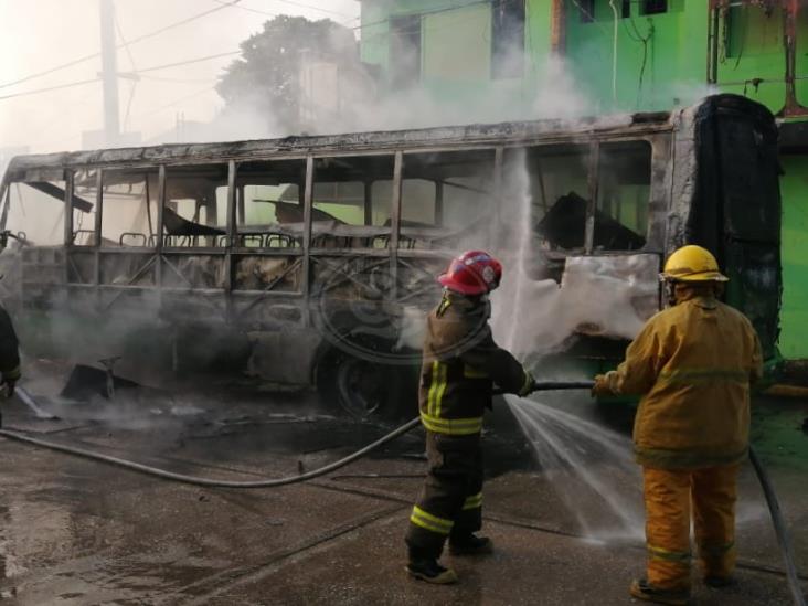 Delincuentes incendian autobús en Coatzacoalcos; pasajeros y chofer se salvan