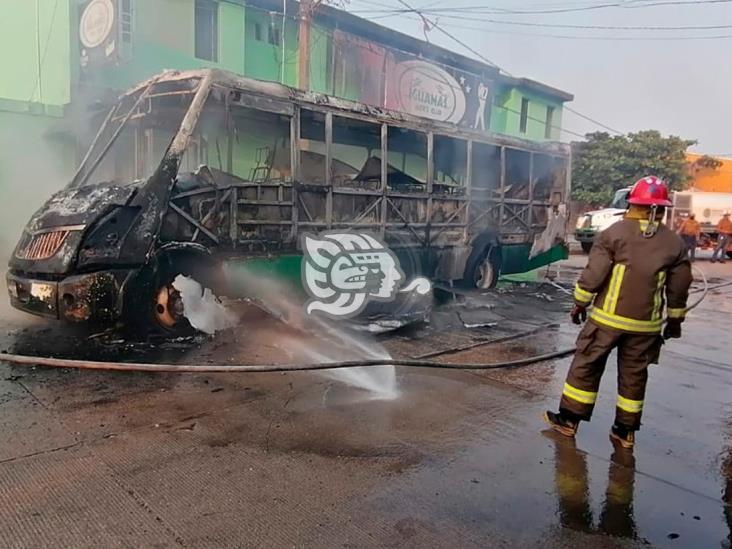 Delincuentes incendian autobús en Coatzacoalcos; pasajeros y chofer se salvan