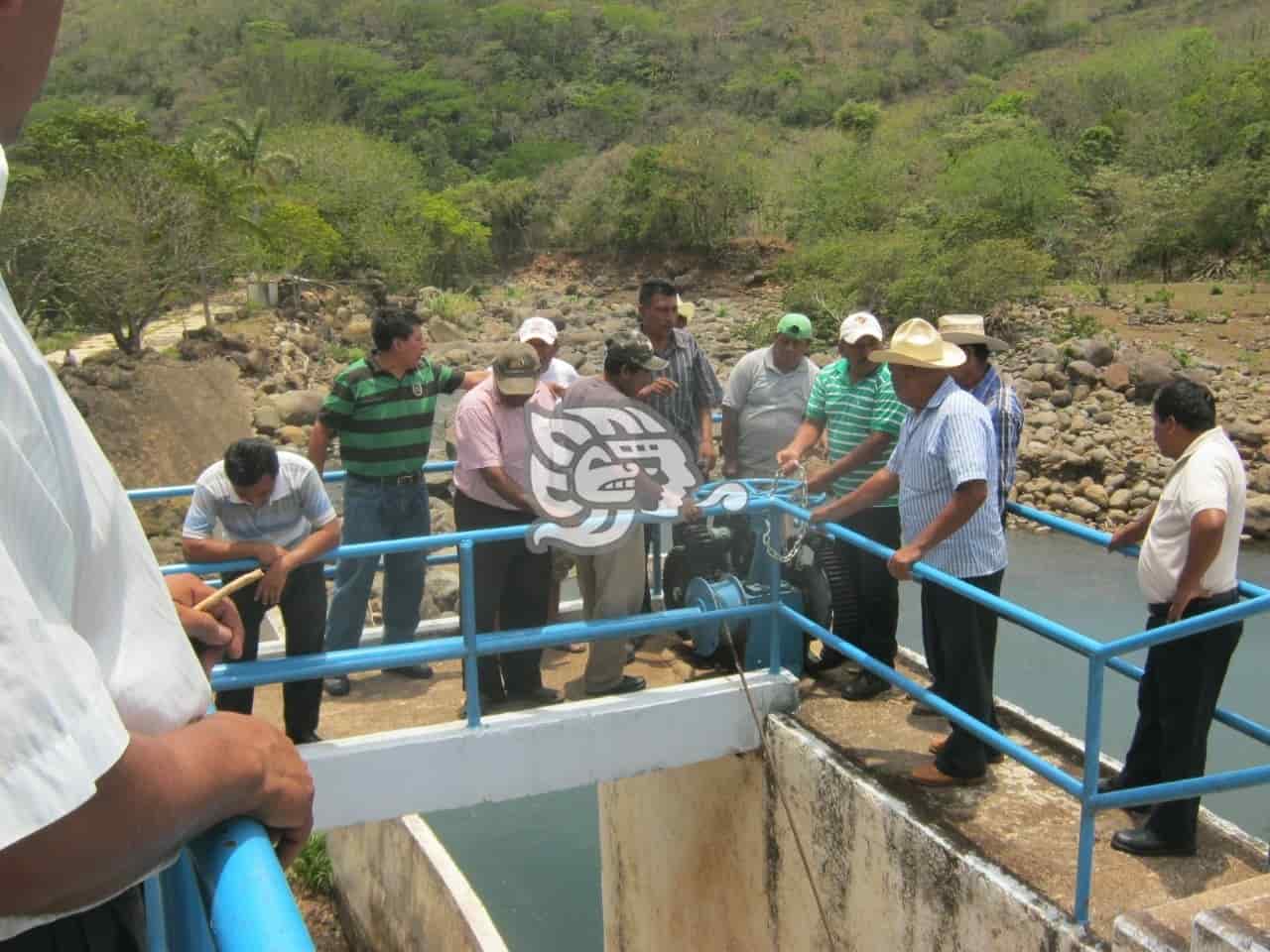 En Tatahuicapan, exigen que ingresos del Yuribia beneficien al pueblo