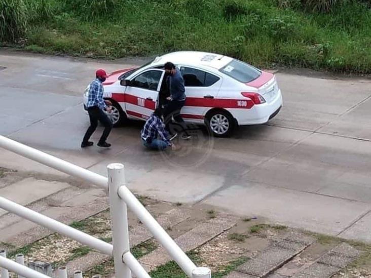 Pasajeros asaltan y le disparan a taxista al poniente de Coatzacoalcos