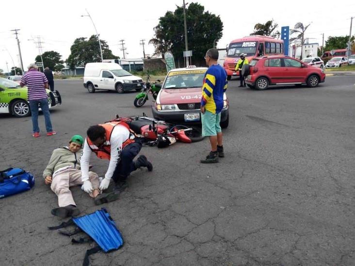 Taxista impacta a motociclista y termina lesionado