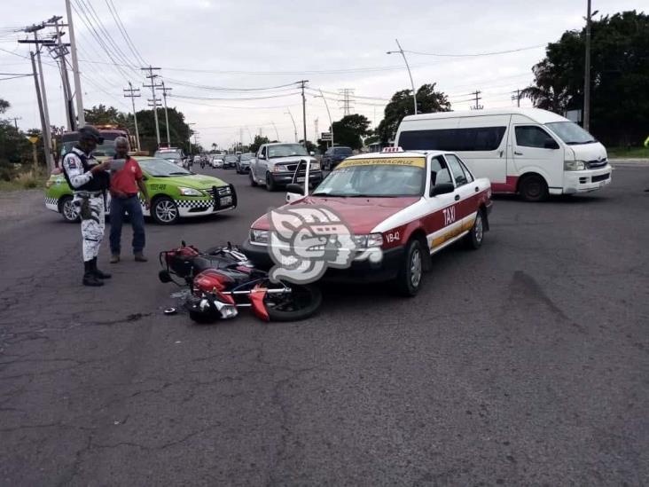 Taxista impacta a motociclista y termina lesionado