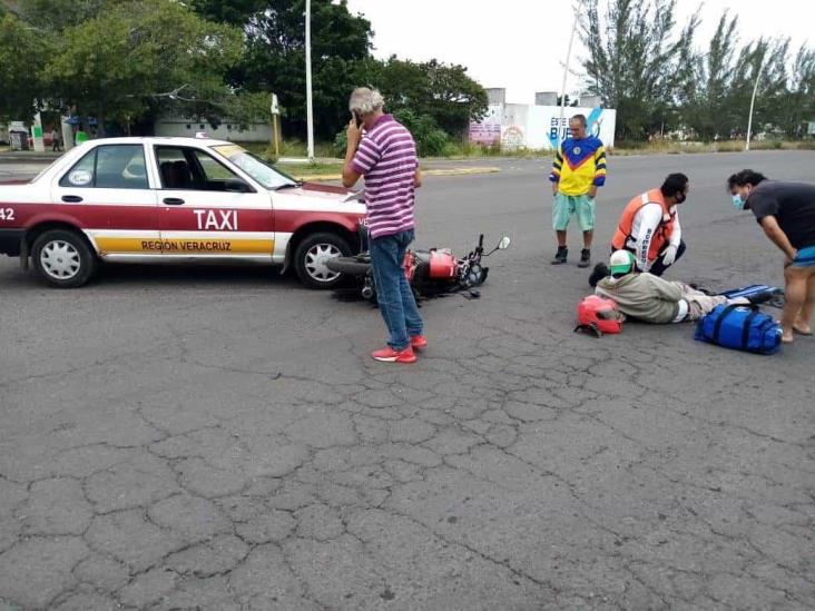 Taxista impacta a motociclista y termina lesionado